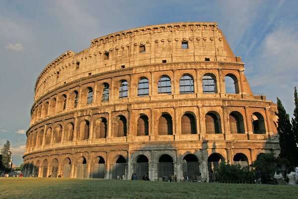 Le majestueux bâtiment du Colisée au coucher du soleil ravit