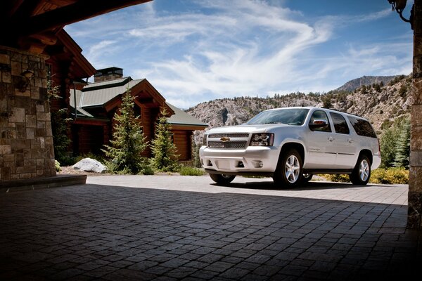 Voiture Chevrolet 2013 près de la maison