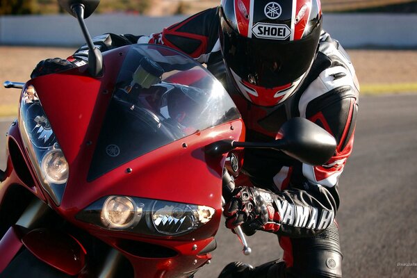 Yamaha-Pilot auf rotem Motorrad hautnah