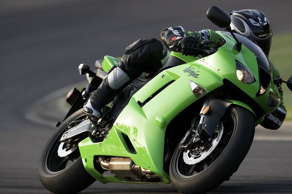 Zielony motocykl na torze wyścigowym