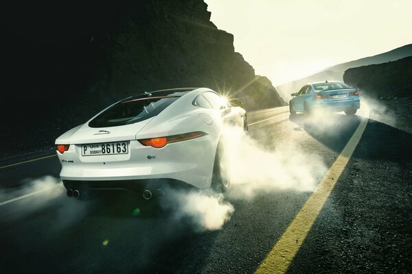 Samochody sportowe Jaguar I BMW dryfują