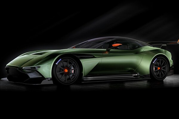 2015 Aston Martin verde con kit carrozzeria