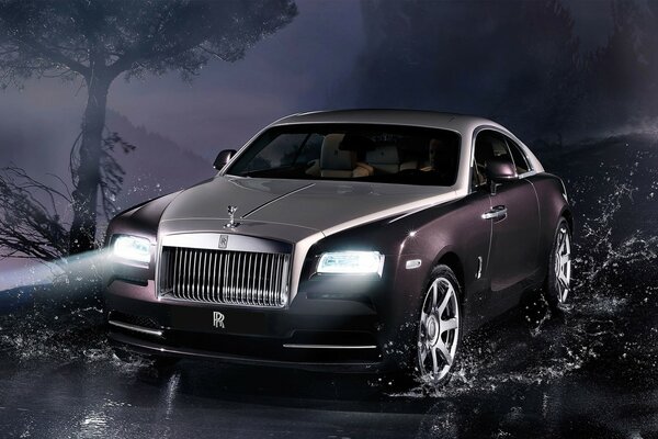 Призрак Rolls-Royce 2014 во время дождя