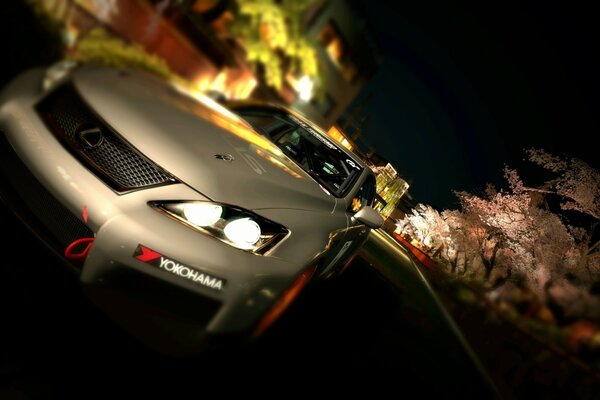 Lexus sportiva beige con fari luminosi