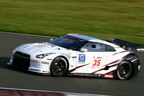 Coche blanco Nissan super gt