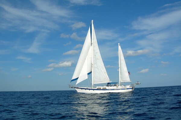 Photo a white sailboat sailing in the sea