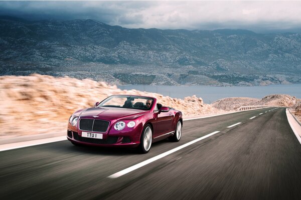 Bentley viola sulla strada di montagna