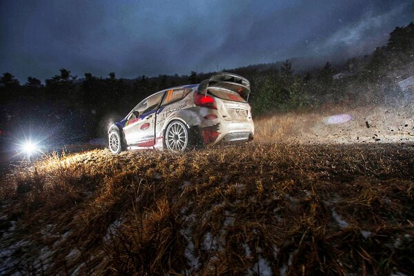 Rally de tierra de la tarde en Ford