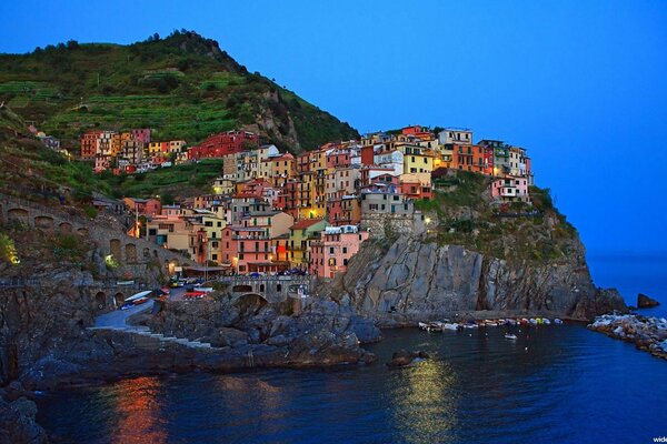 Kolorowe domy Włoch na skałach