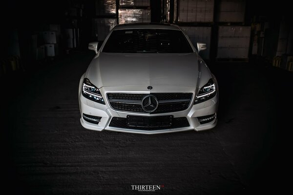 Imagen del coche blanco mercedes