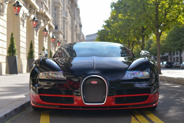 Bugatti veeron in un parcheggio in città