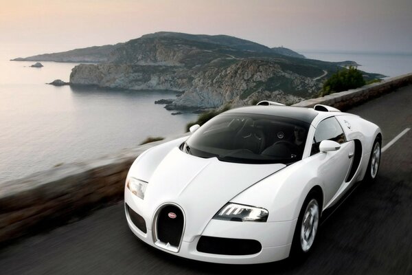 Auto Bugatti bianca sul canyon