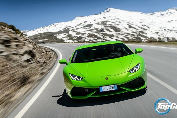 Лаймовый lamborghini уракан в снежных горах