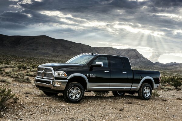 Pick-up sullo sfondo di montagne e deserto