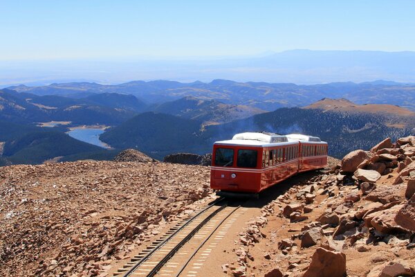 Incredibile paesaggio-treno in montagna