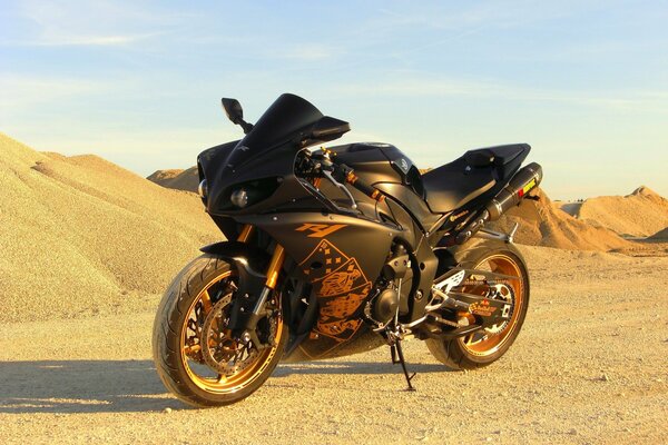 Getuntes Motorrad auf Wüstenhintergrund