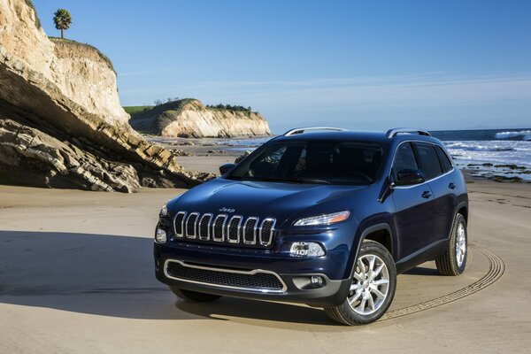 Jeep cherokee au bord de la mer