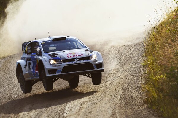 Un coche de la marca volkswagen participa en la carrera