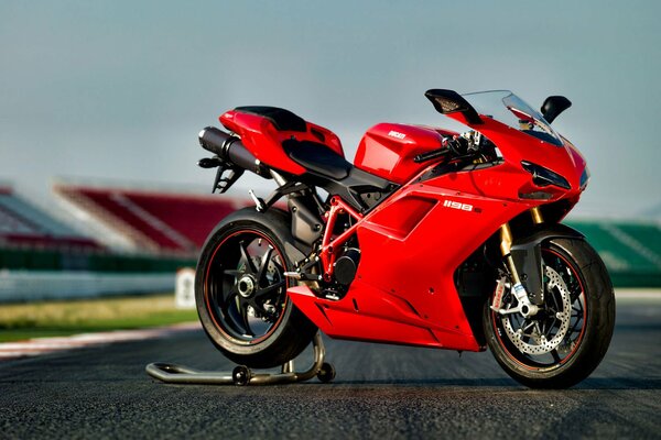 Ducati 1198s красный цвет