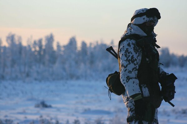 Soldato in campo invernale con armi