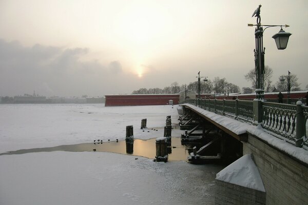 An der Uferpromenade von St. Petersburg ist es im Winter immer feucht