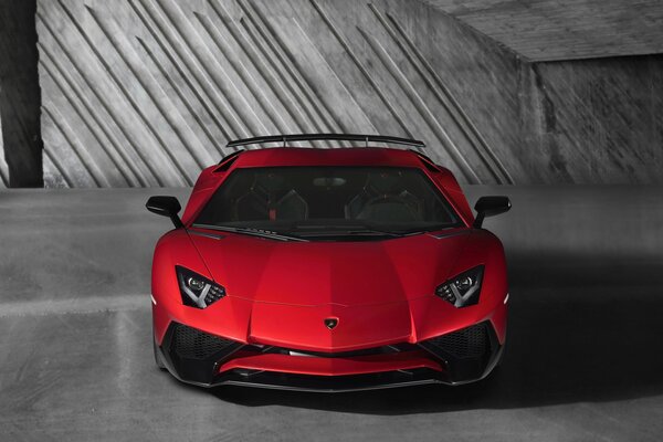 Rosso costoso Lamborghini senza numeri