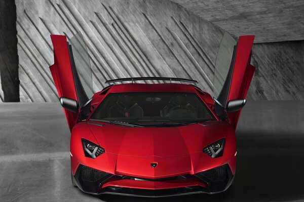 Roter Lamborghini mit angehobenen Türen