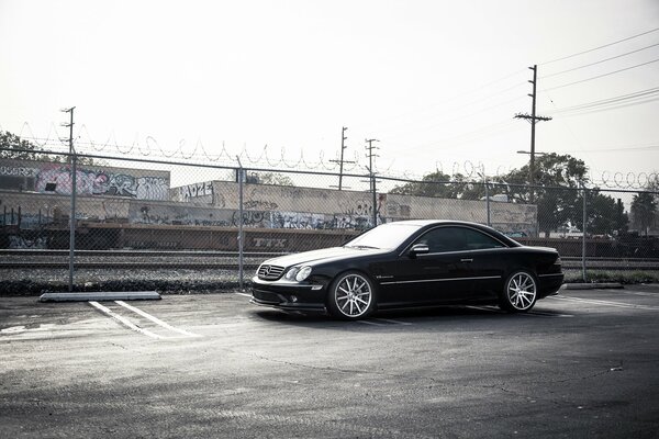 Das schwarze Auto ist ein Mercedes benz sl55. Tuning