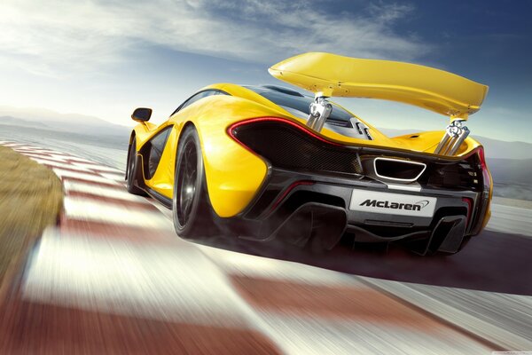 Żółty supersamochód McLarena na torze
