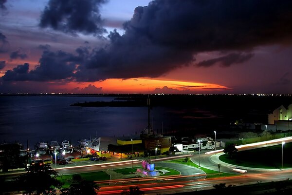 The beauty of the evening road is manifested by grateful lights