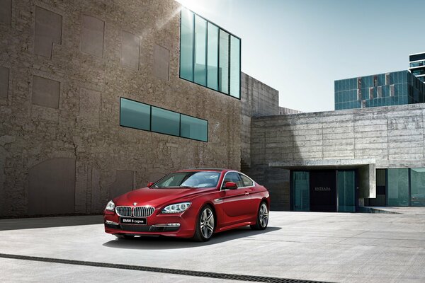 BMW Coupé di colore rosso-vino