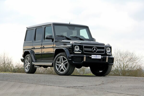 Coche negro gelendwagen vista frontal