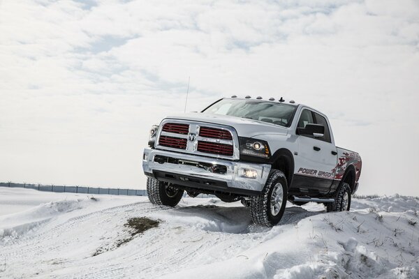 Un SUV puissant surmonte les obstacles