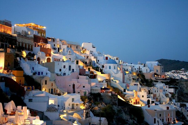 Lumières de la ville de nuit en Grèce