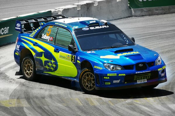 Blauer Subaru impreza nimmt an der Rallye teil