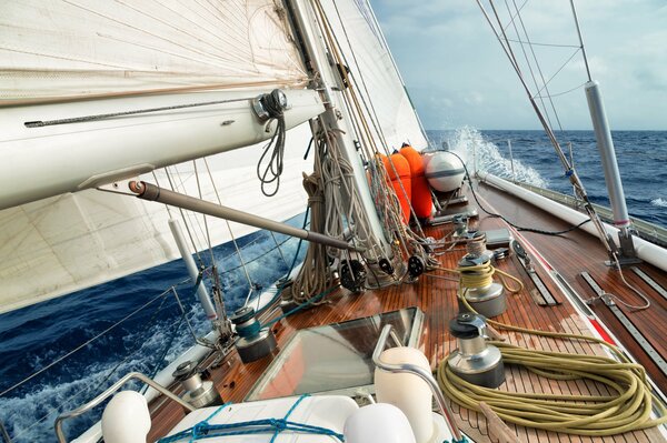 Spruzzi di onde sul ponte di uno yacht a vela