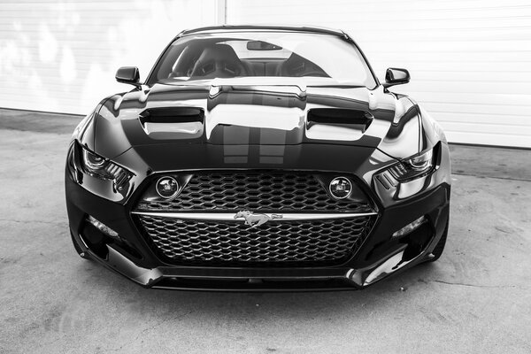 Ford Mustang 2015 od strony maski