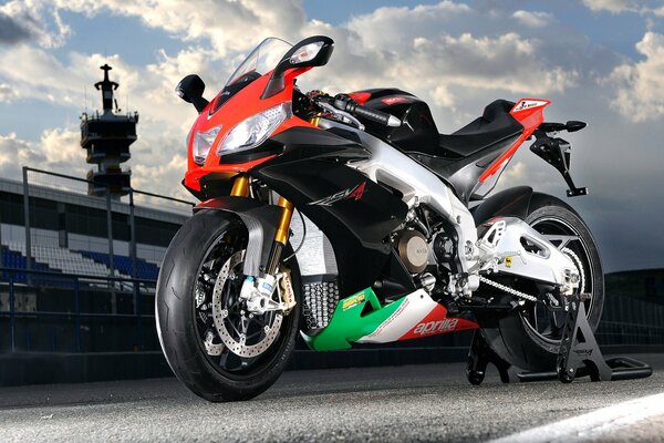 Aprilia-Sportbike am Abend im Stadion