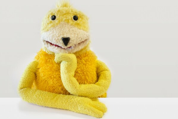 Ein schreckliches gelbes Spielzeug ist nicht klar, was für ein Tier es ist