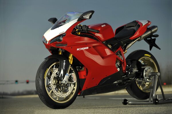 Motocicleta roja 1098R ducati