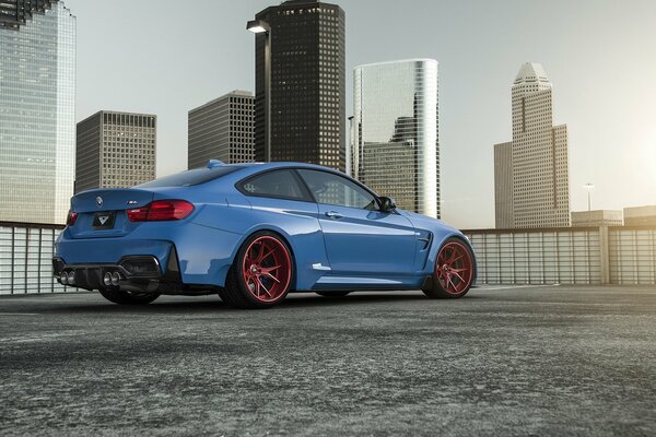BMW blu al servizio fotografico