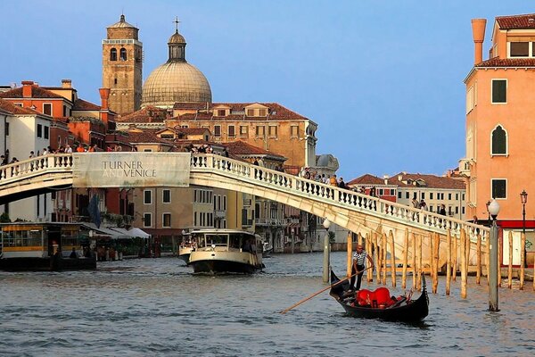 Rue et pont sur le canal de Venise