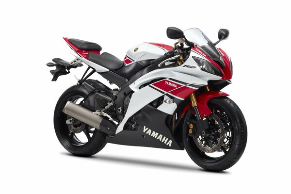 Bianco e rosso sportbike Yamaha su sfondo bianco