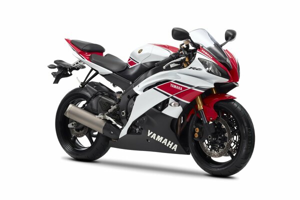 Biało-czerwony sportbike Yamaha na białym tle