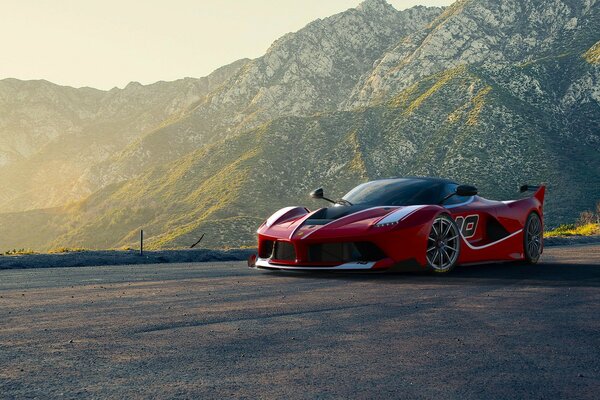 Ein roter Ferrari Supersportwagen prangt bei Sonnenuntergang