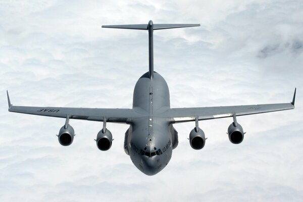 Avión de transporte militar en el cielo