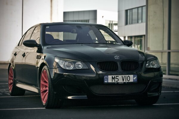 BMW M5 nero con dischi rossi