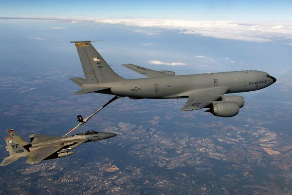 El avión de combate vuela junto a un avión convencional y reabastece de combustible