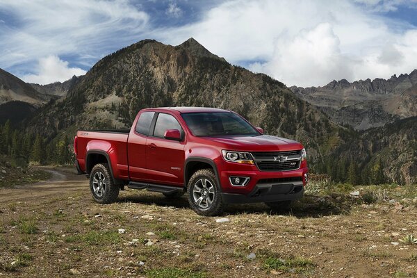 Czerwony samochód Jeep chevrolet Colorado Z71