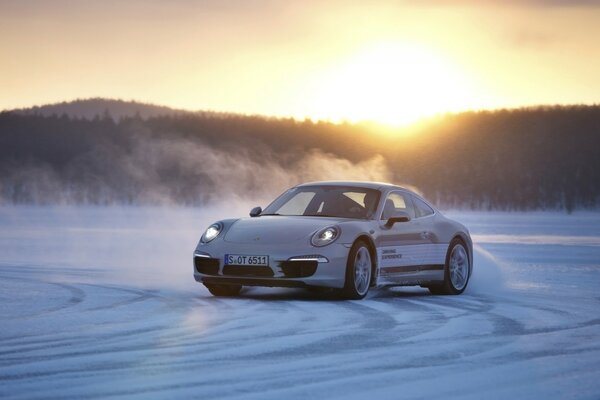 2013 weißer Porsche fährt durch den Schnee